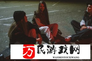 打烊后仅剩两人沙发：深夜咖啡馆的浪漫邂逅还是惊悚开端？