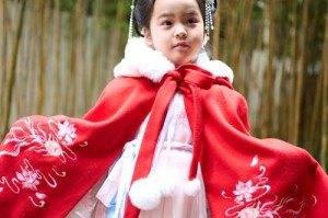 刘耀文再现经典度站姿，网友：不愧是时代少年团门面担当