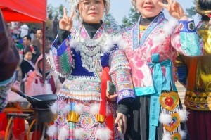 宝妈称因三亚仁恒皇冠假日护栏问题致宝宝摔落，酒店客服回应